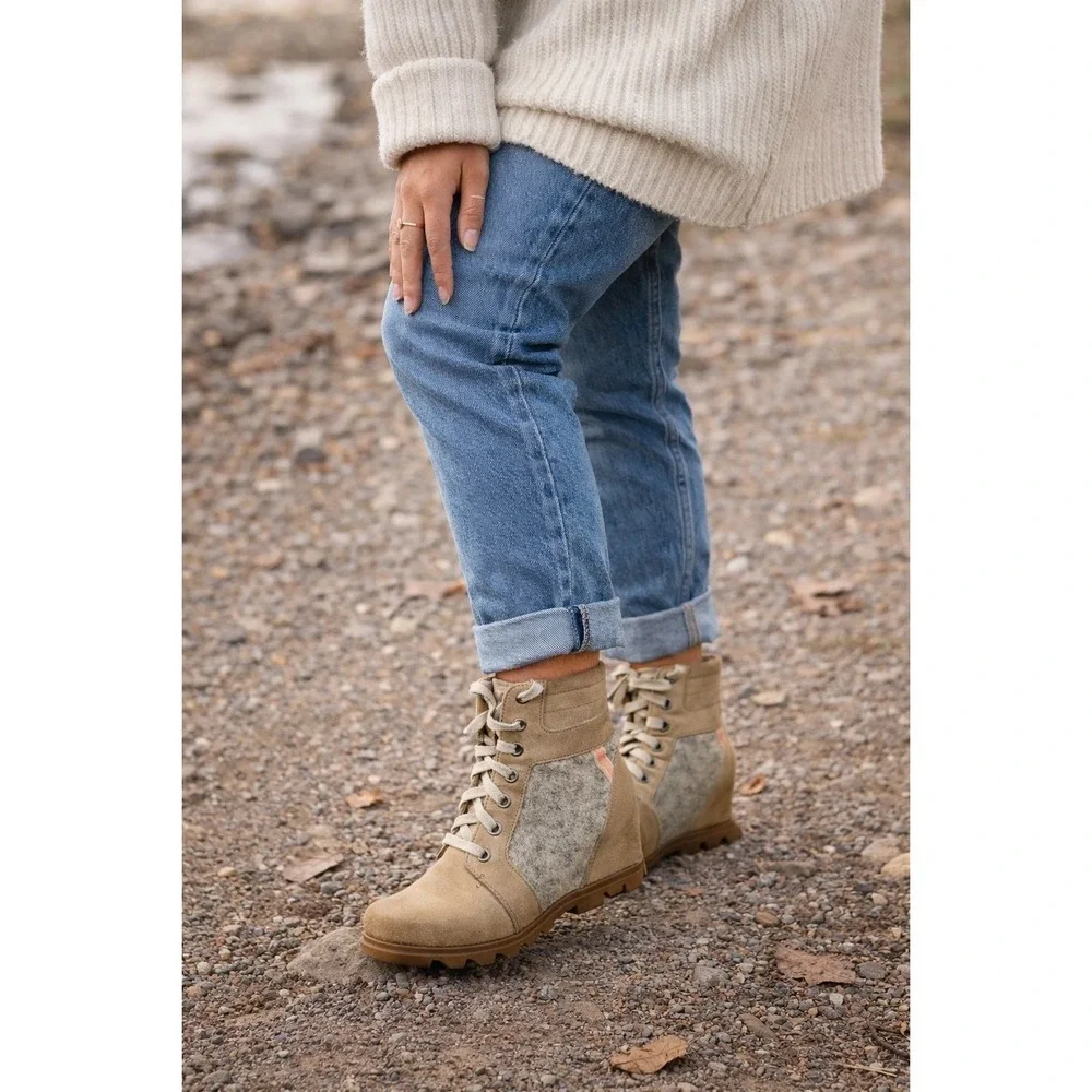 Sorel Women's Waterproof Wedge Lace Up‎ Boots Felt Suede Winter Size 9.5